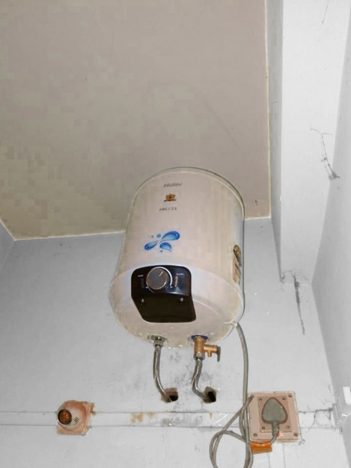 Close view of Haier Precis 15 Litre Vertical geyser installed in a bathroom