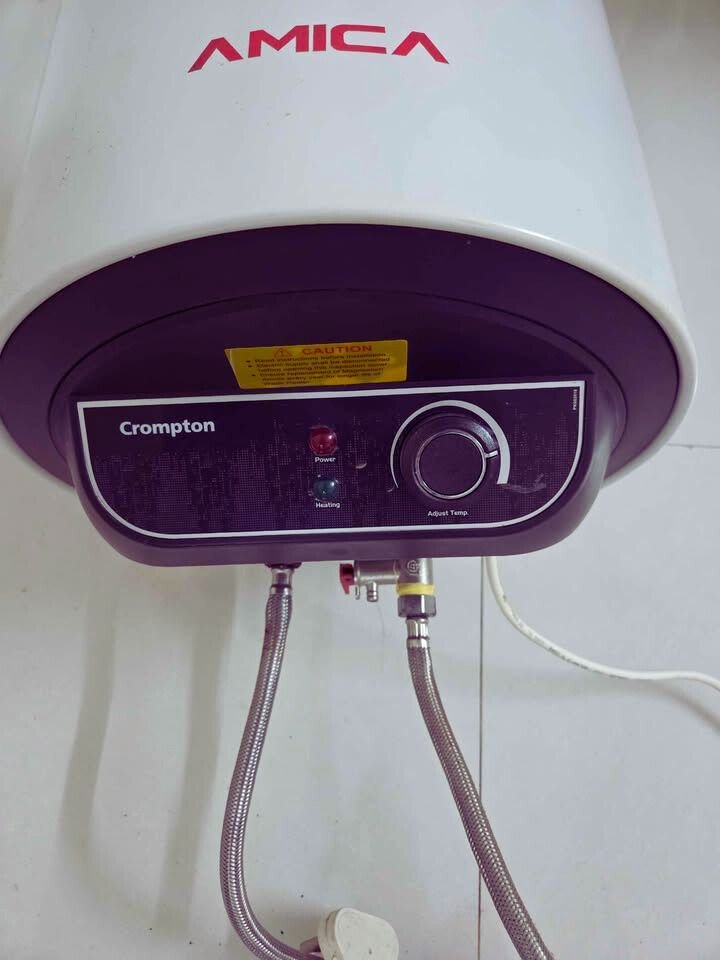 Close view of Crompton Amica 15 Litre Geyser temperature control rotate knob