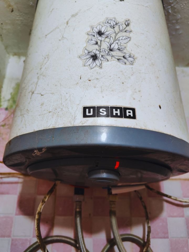 Usha Misty 15L electric geyser bottom view with water heating status indicator