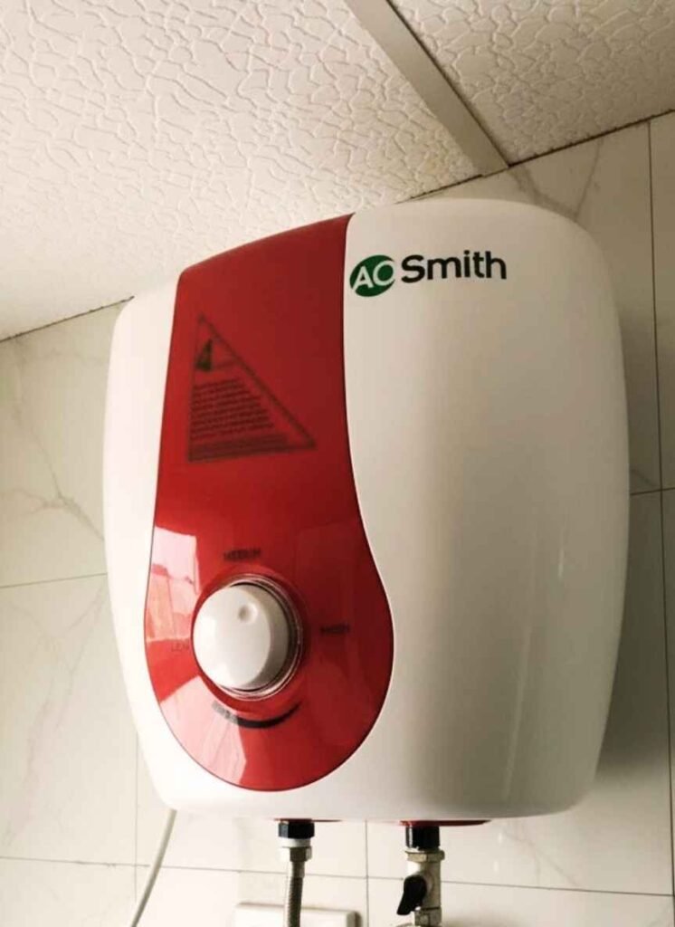 Close shot of Water temperature rotating knob of AO Smith SGS-GREEN 25 Ltr Geyser